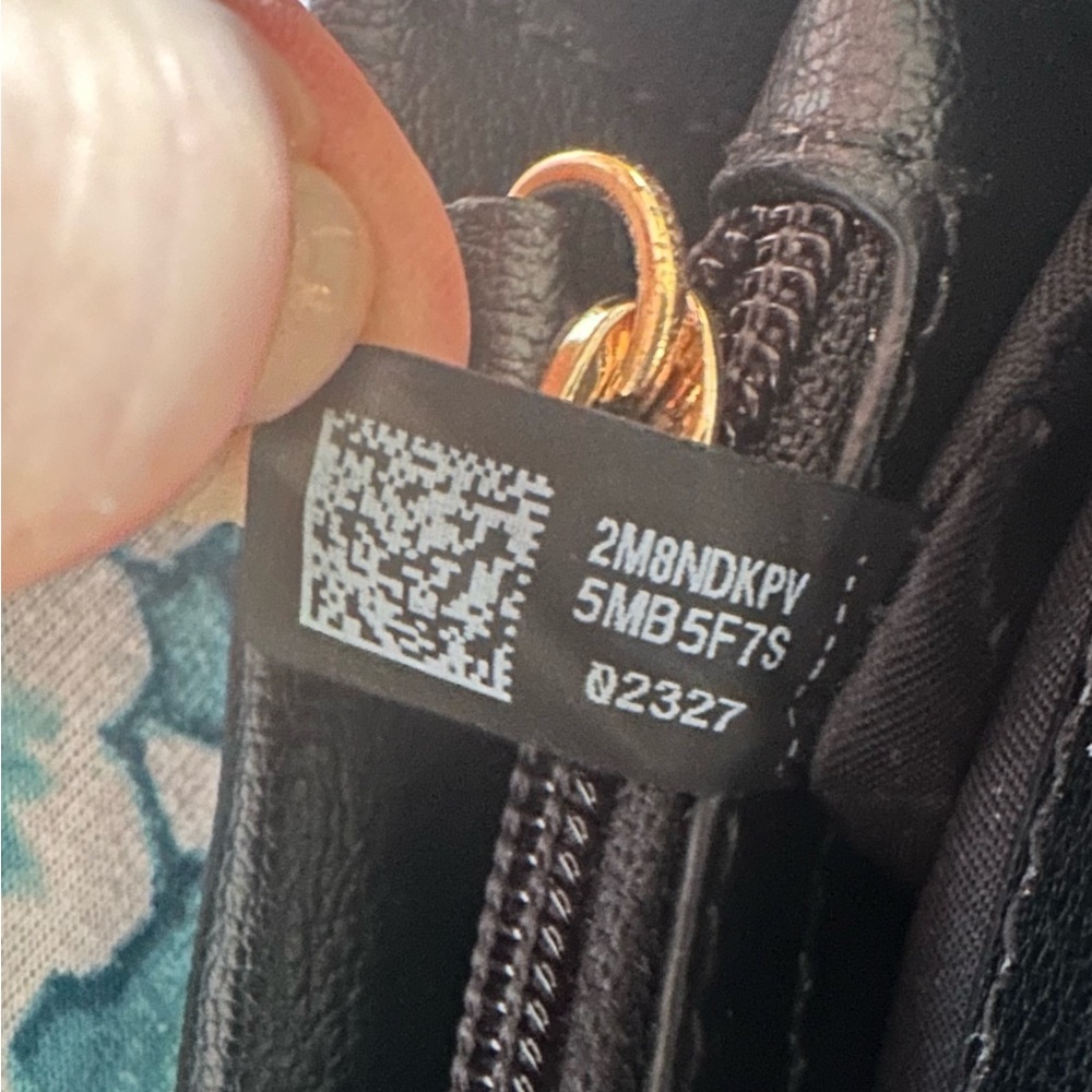 MK Michael Kors Satchel with Shoulder or crossbody strap. - Picture 9 of 12
